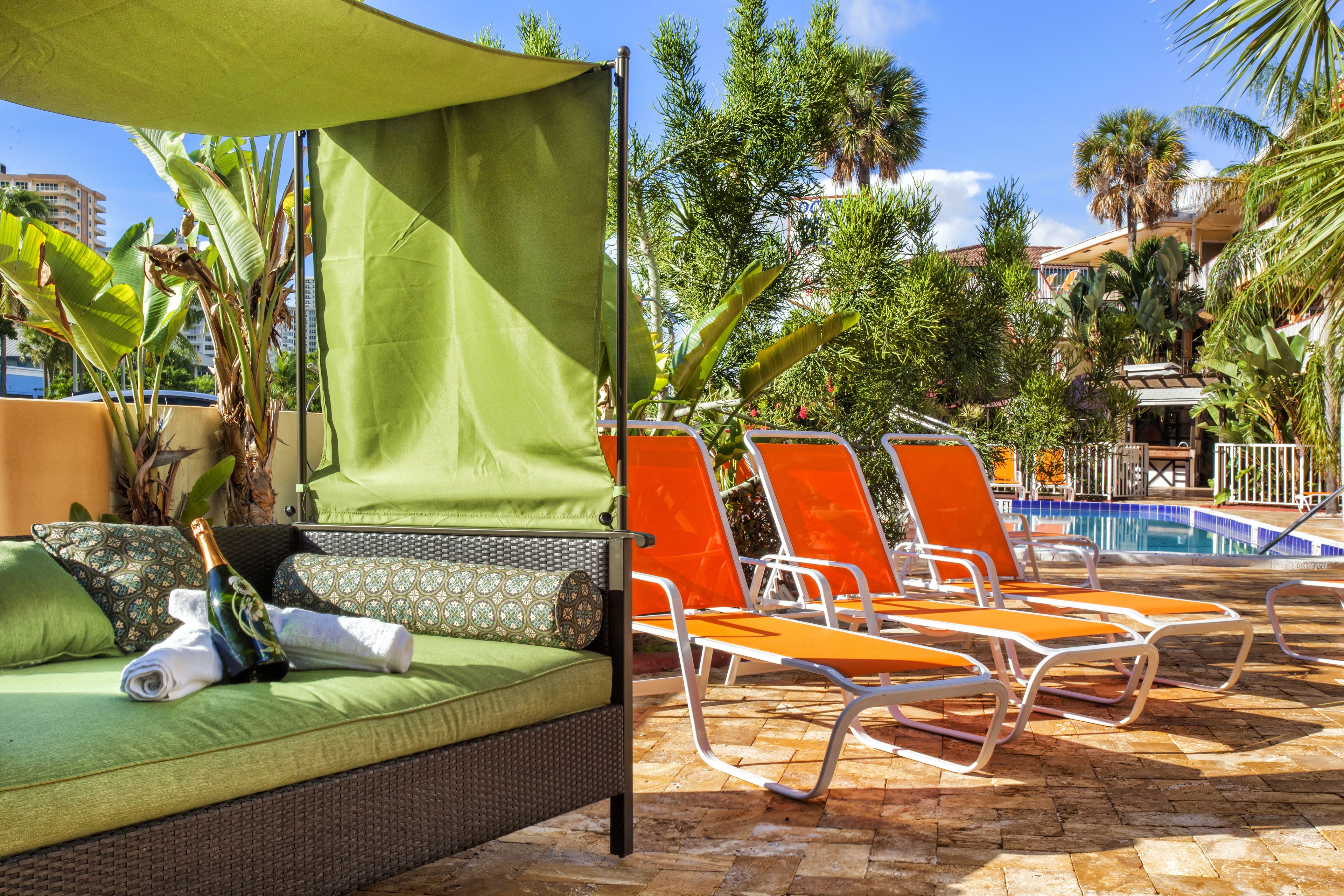 2 つの屋外プール、カバナ (無料)、プール パラソル
