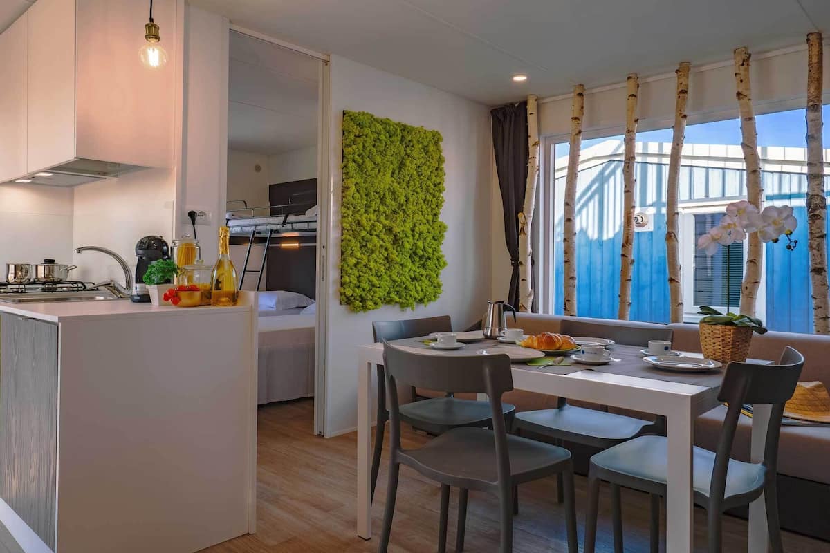 Casa rodante Elite (Pet Friendly) | Área de sala de estar | Televisión