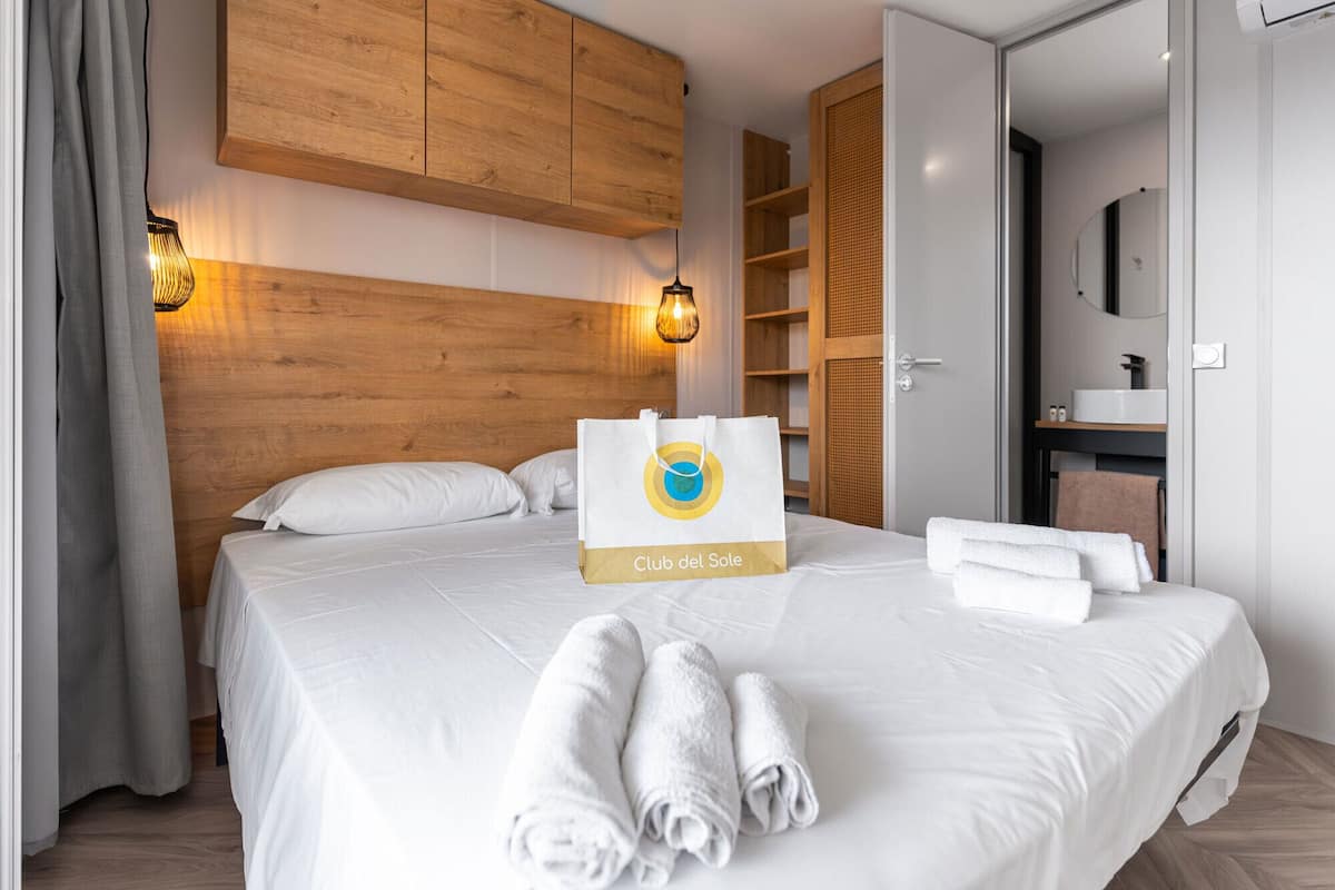 Casa rodante Confort (Pet Friendly) | 3 habitaciones, minibar, cortinas blackout y wifi gratis