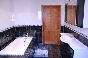 Apartment, 2 Bedrooms | Bathroom | Shower, hair dryer, towels