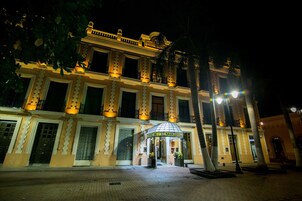 Fachada da propriedade à noite