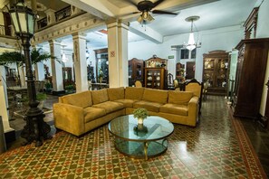 Sala de estar en el lobby