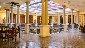 A spacious lobby with high ceilings, large columns, and a tiled floor. - Gran Hotel de Merida (Mérida)