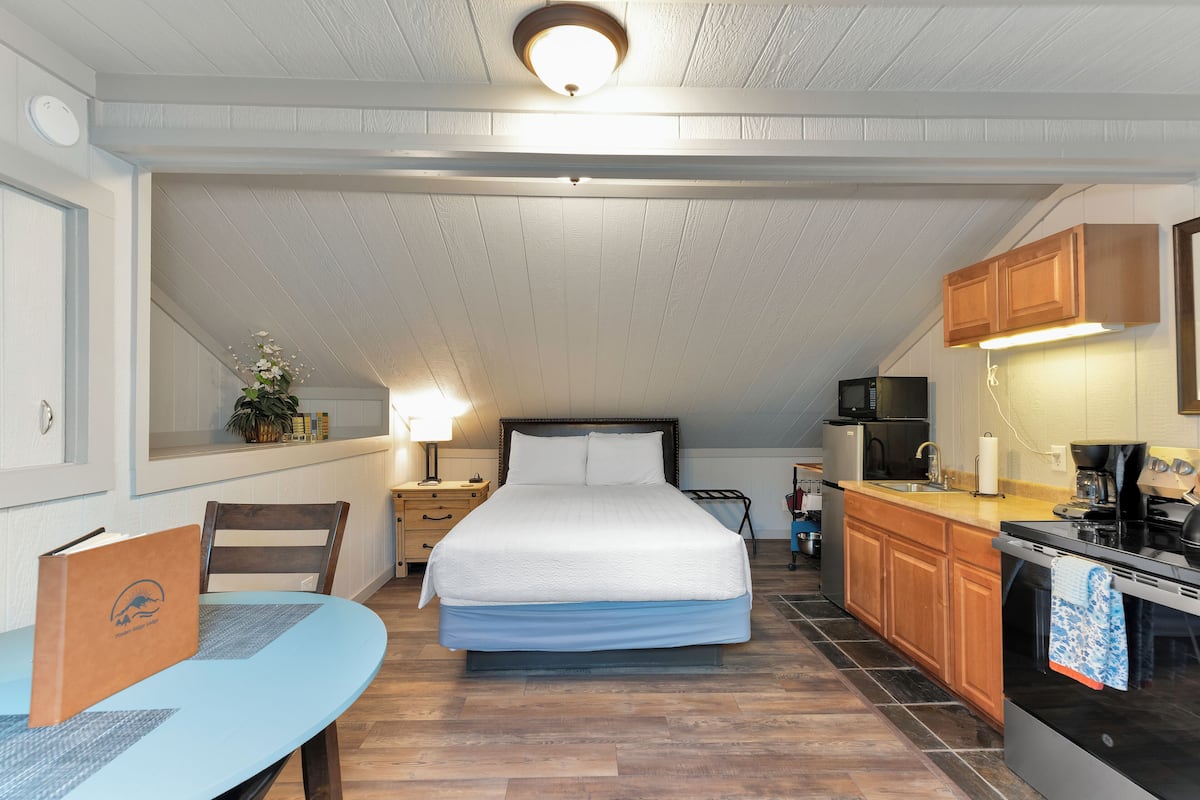 Room, 1 Queen Bed, Kitchenette | Premium bedding, individually decorated, individually furnished