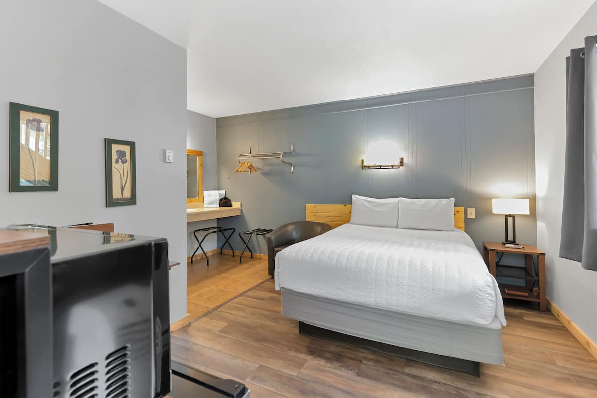 Room, 1 Queen Bed | Premium bedding, individually decorated, individually furnished