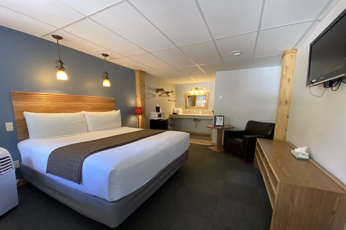 Room, 1 King Bed | Premium bedding, individually decorated, individually furnished