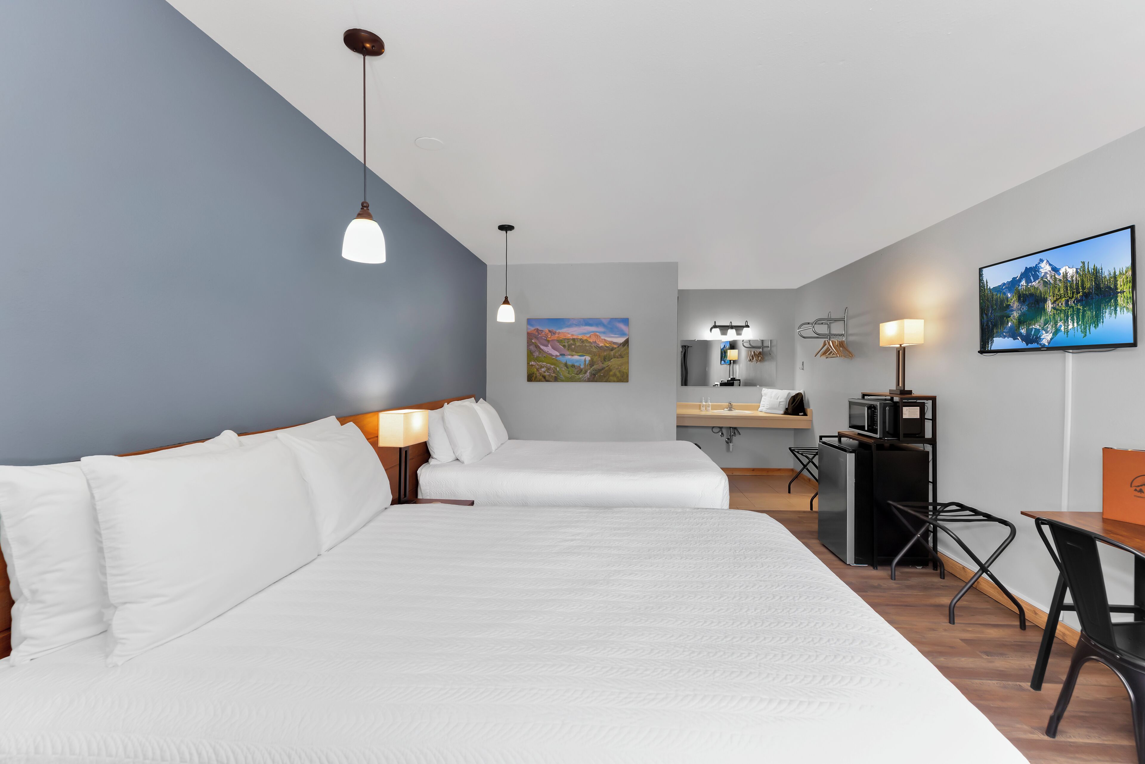 Huone, 2 keskisuurta parisänkyä | Ylelliset vuodevaatteet, yksilöllisesti sisustettu