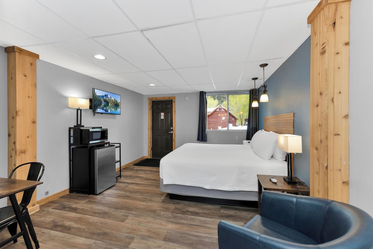 Room, 1 King Bed | Premium bedding, individually decorated, individually furnished