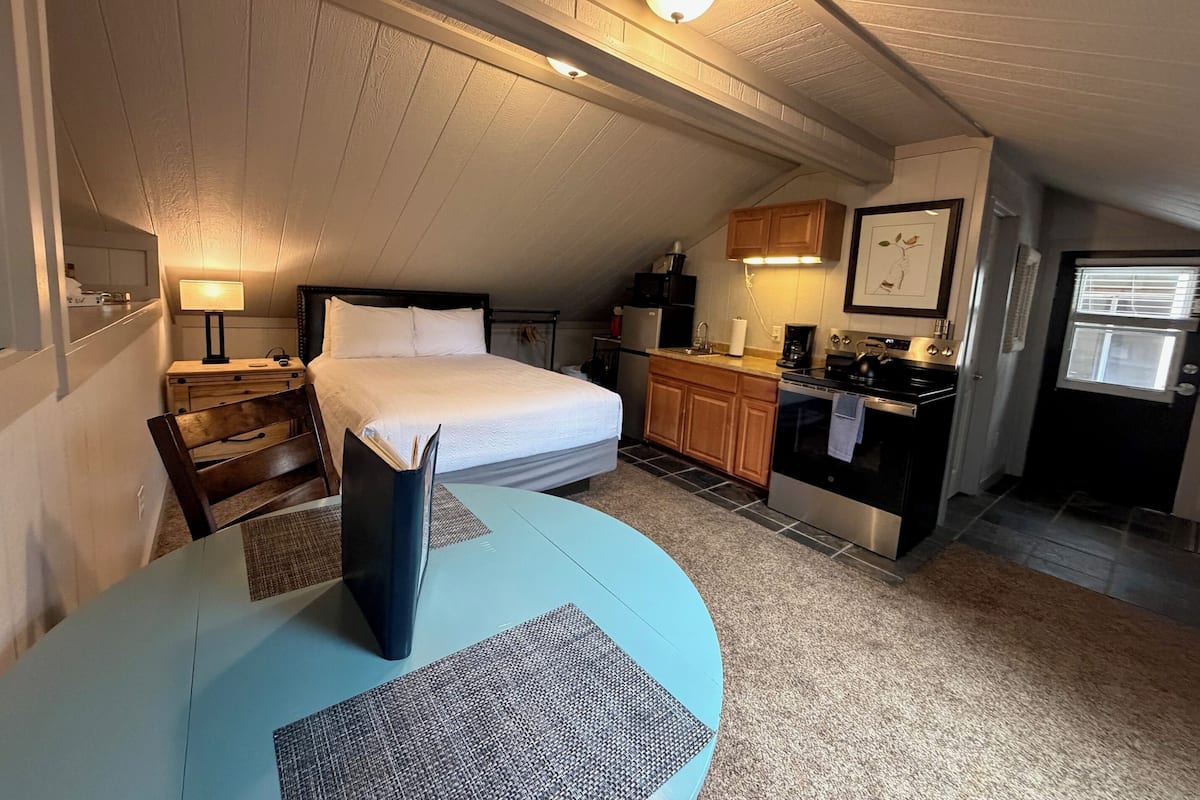 Room, 1 Queen Bed, Kitchenette