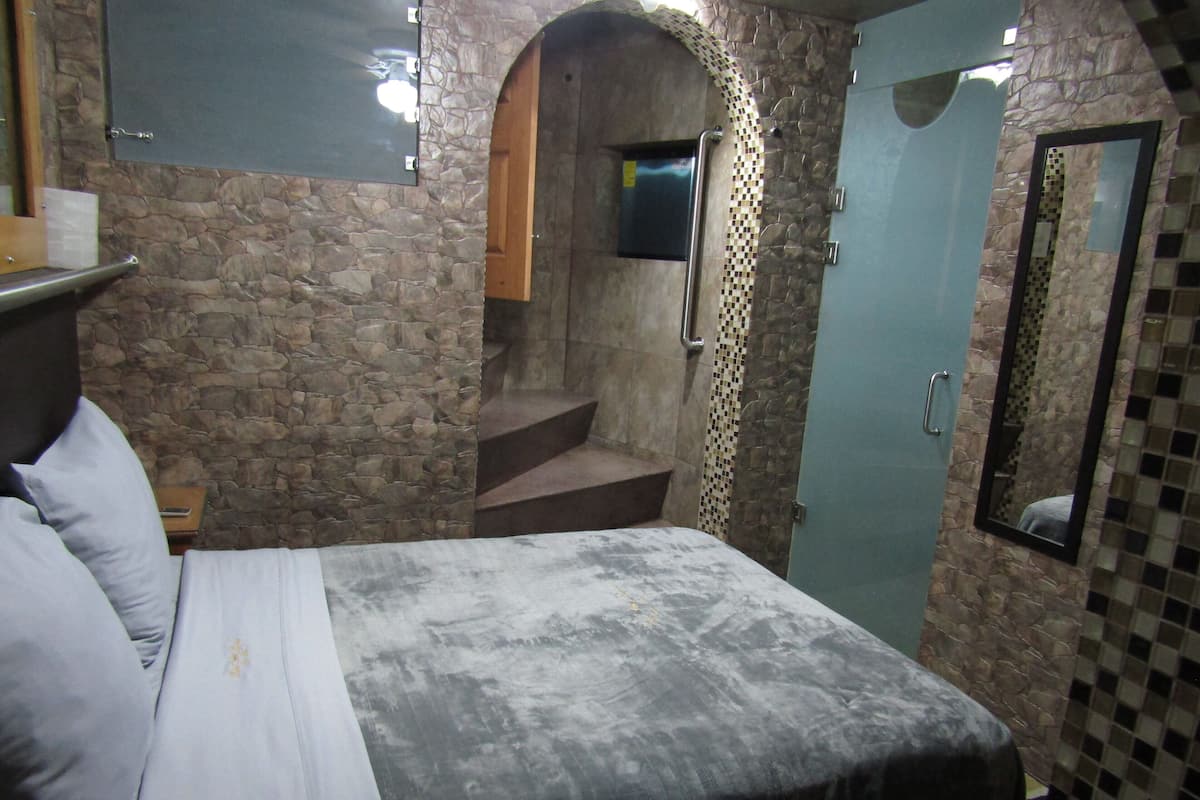 Subterranea Queen Size | 1 bedroom, Egyptian cotton sheets, premium bedding