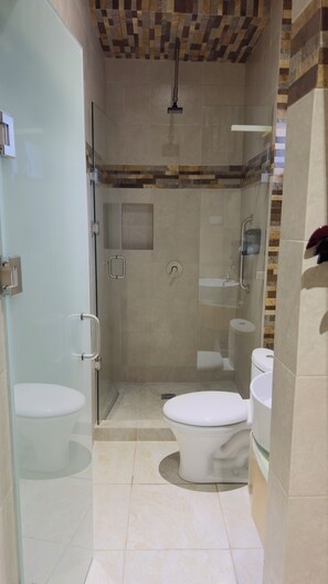 Design Double Room | Bathroom | Shower, rainfall showerhead, free toiletries, towels - Hotel 1973 (San Luis Potosi)