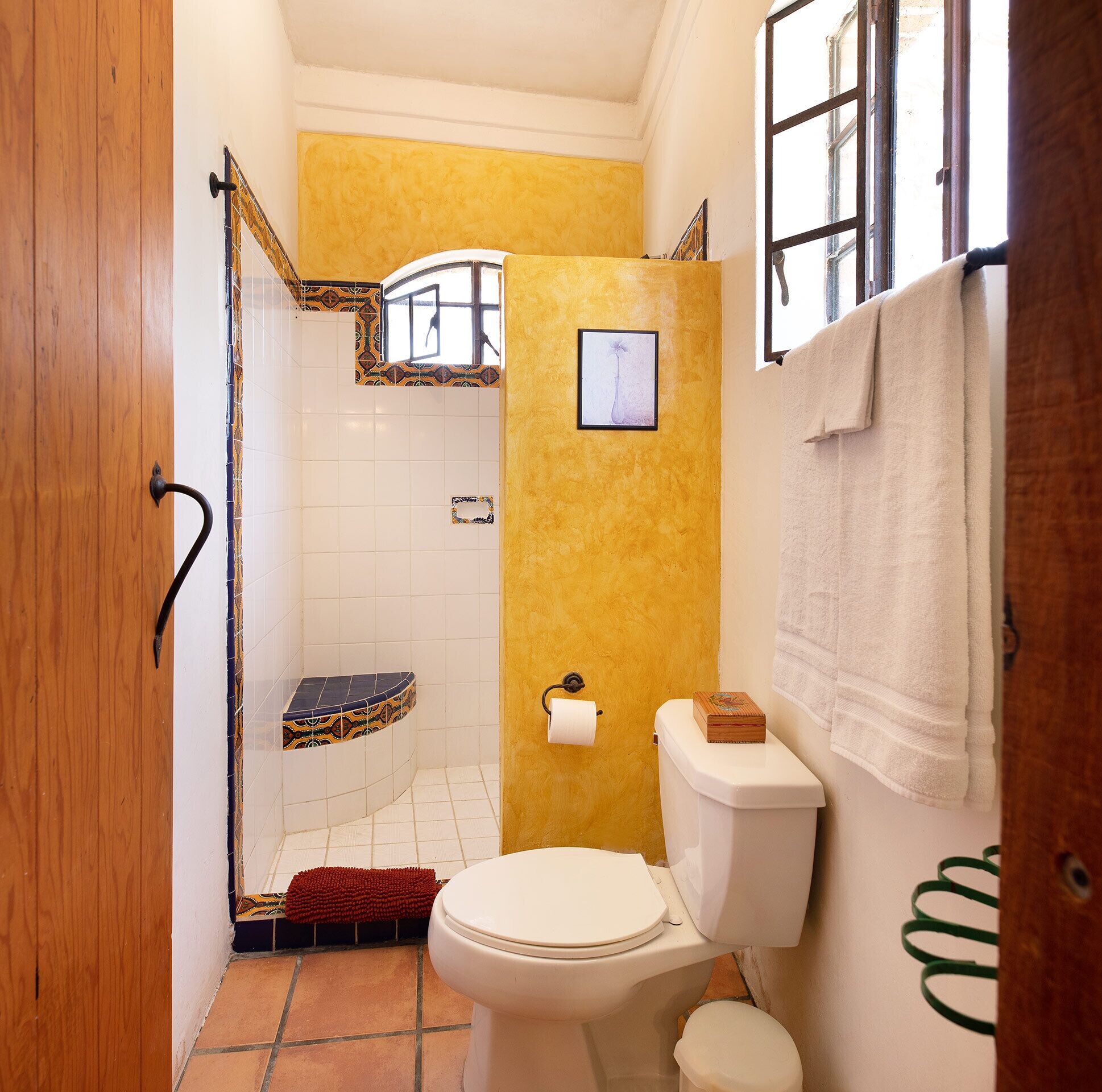 Un baño con inodoro, ducha y lavamanos.