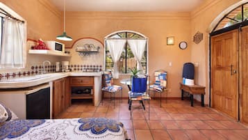 Deluxe Studio Suite, 2 Queen Beds | Private kitchenette