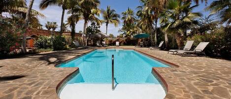 Piscina all'aperto, lettini