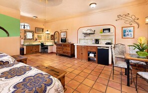 Suite estudio Deluxe, 2 camas Queen size | Ropa de cama de alta calidad y caja de seguridad en la habitación 