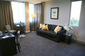 ميني بار وخزنة داخل الغرفة ومكتب وستائر تعتيم