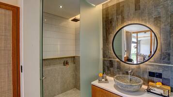 Deluxe-Zimmer | Badezimmer | Kostenlose Toilettenartikel, Haartrockner, Handtücher, Seife