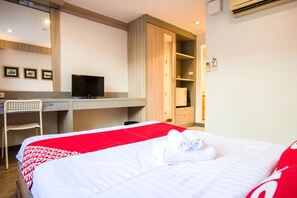 Deluxe Double Room | In-room safe, free WiFi - OYO 437 Hostel Na Nara (Bangkok)