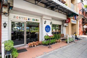 Exterior - OYO 437 Hostel Na Nara (Bangkok)