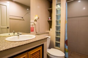 Shower, towels, soap, shampoo - OYO 437 Hostel Na Nara (Bangkok)