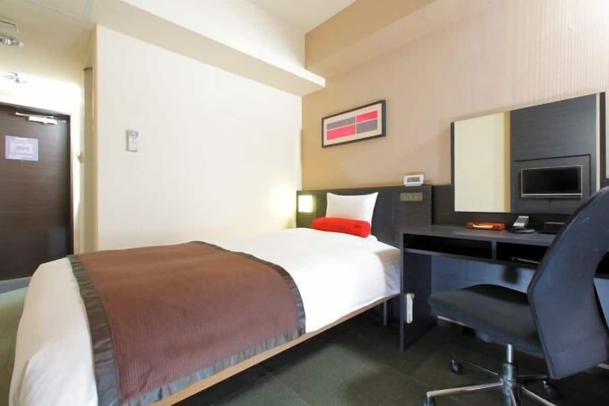 Een kluis op de kamer, een bureau, gratis wifi, beddengoed