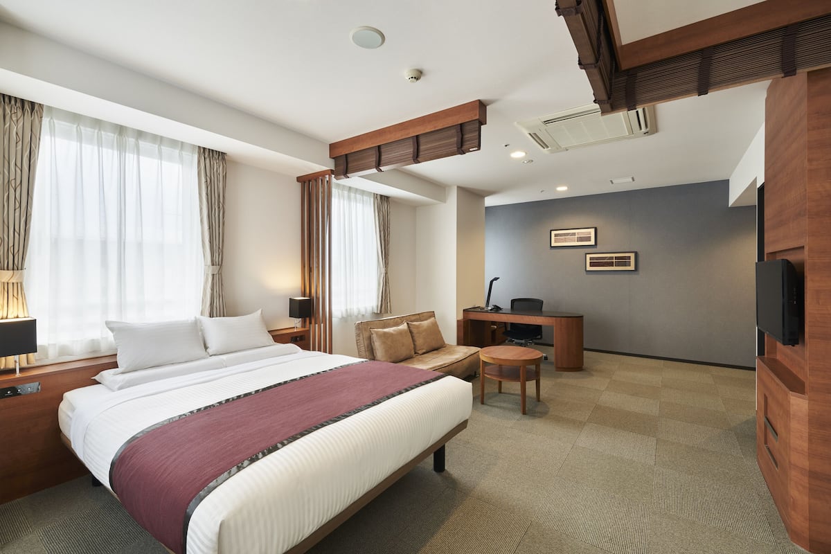 Een kluis op de kamer, een bureau, gratis wifi, beddengoed