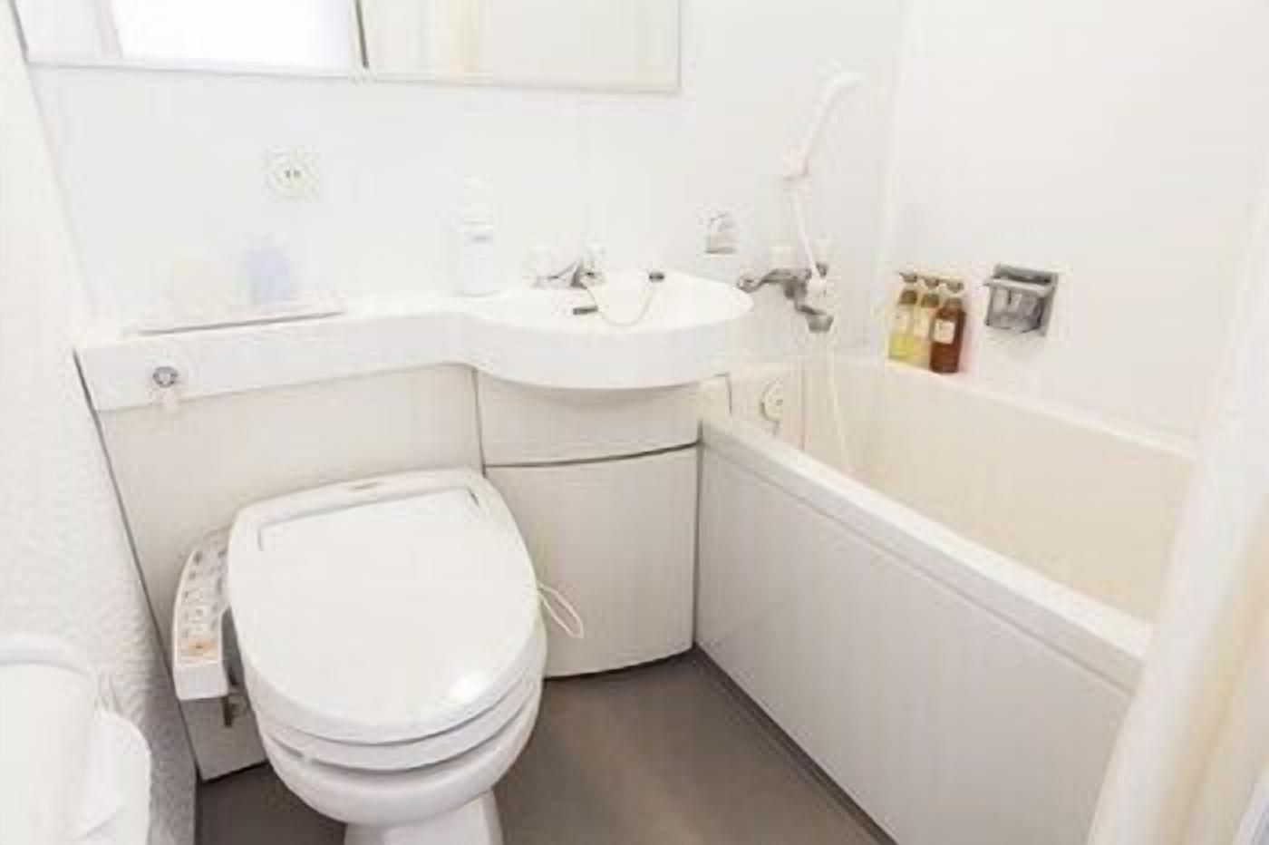 حمام | وحدات دش مع أحواض استحمام، مستلزمات مجانية للعناية الشخصية، مجففات شعر