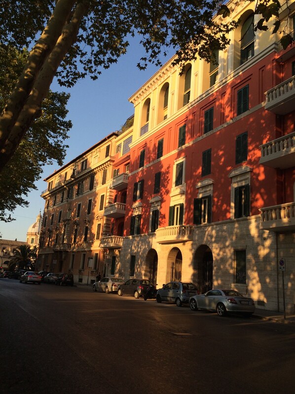 Un edificio de varios pisos con arquitectura clásica, que presenta ventanas arqueadas y balcones.