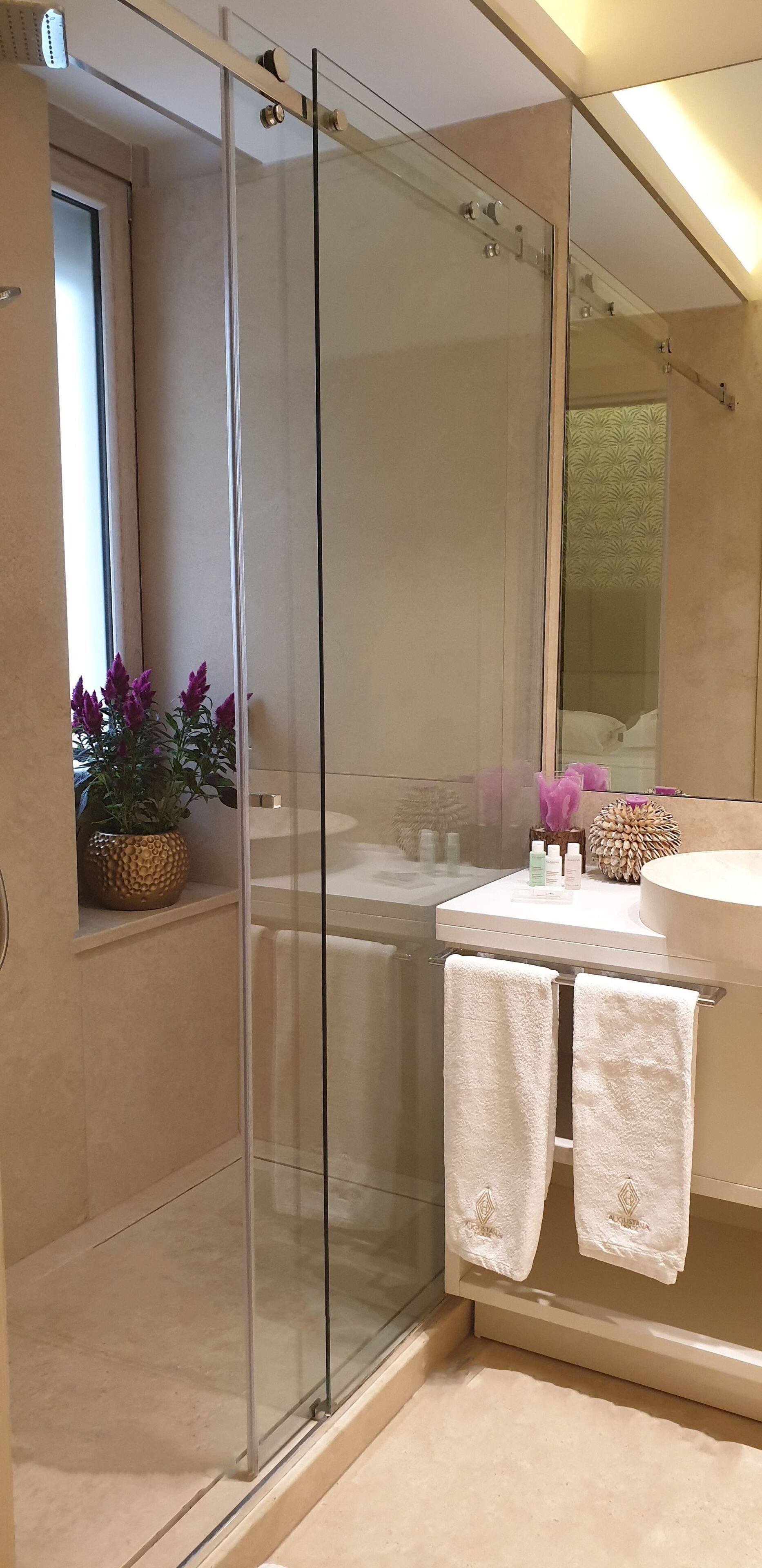 Foto - Augustana House and Suites