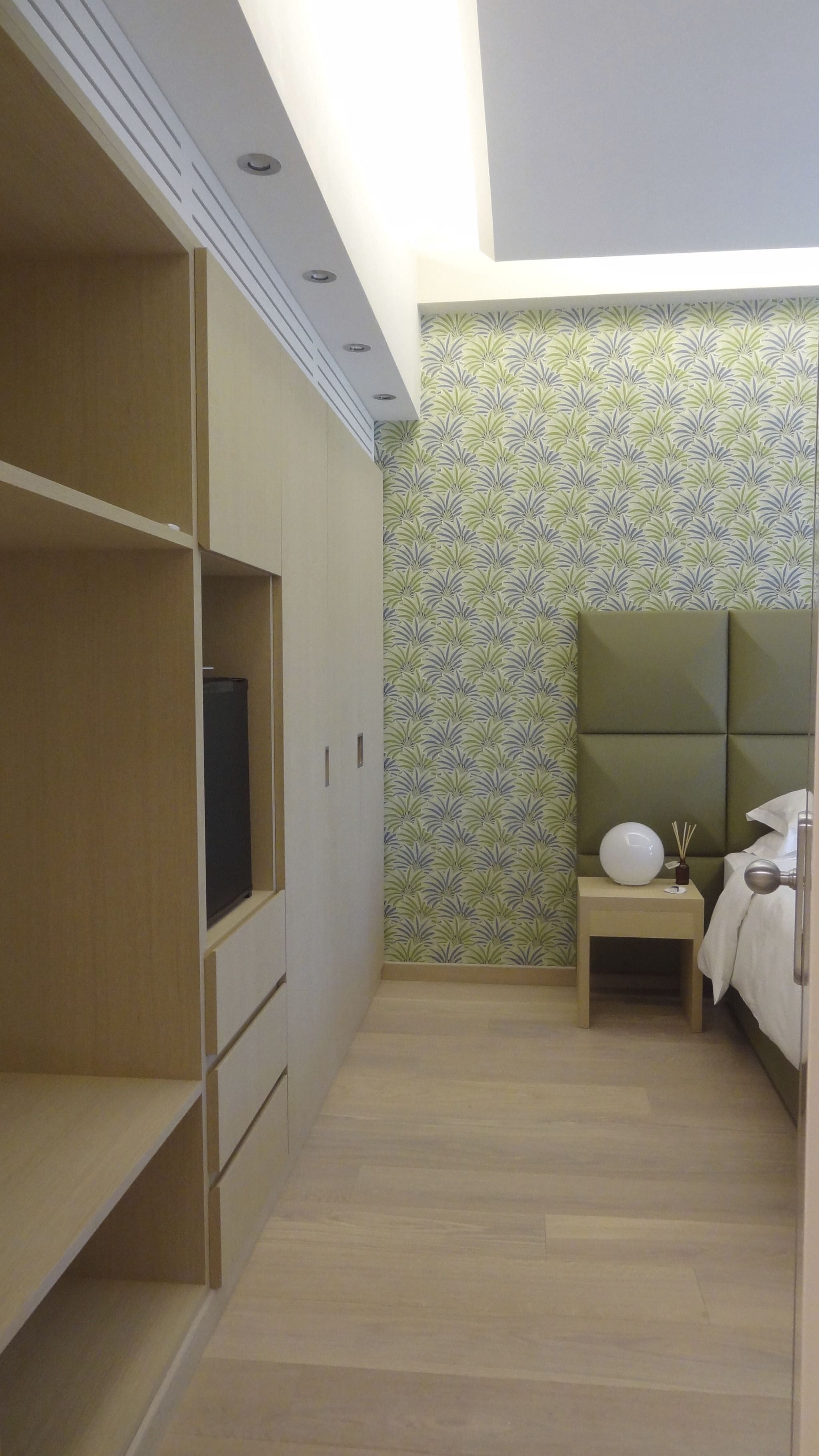 Un dormitorio con cama, mesita de noche y armario.