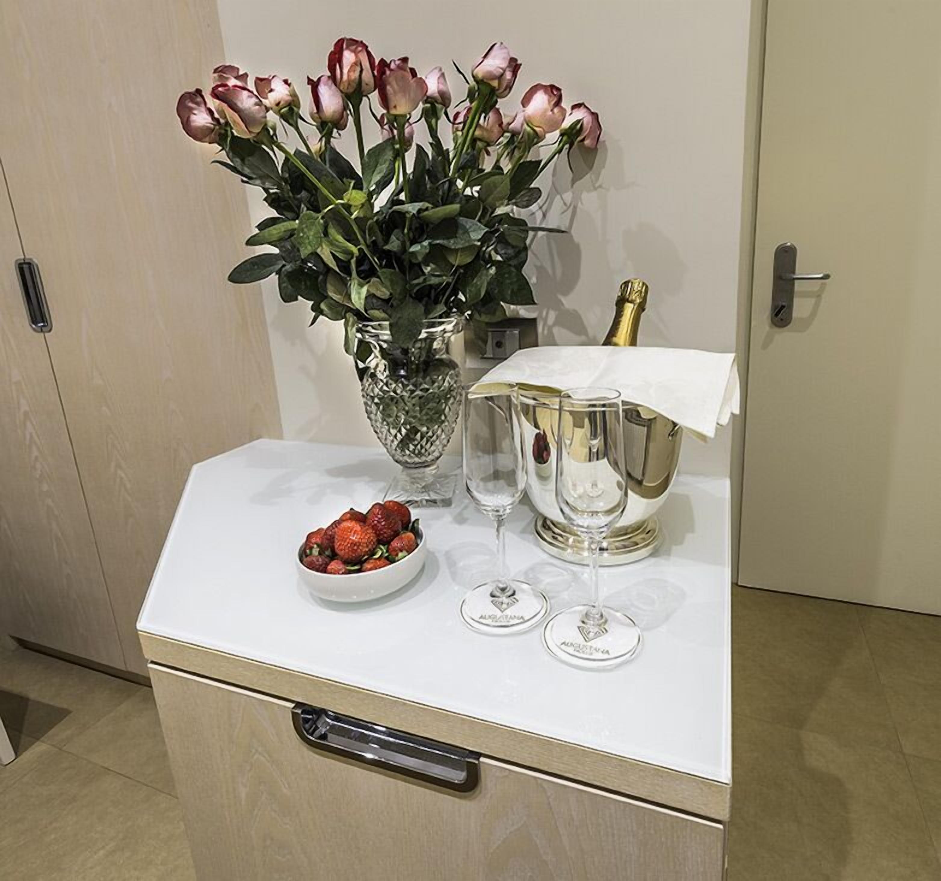 Foto - Augustana House and Suites