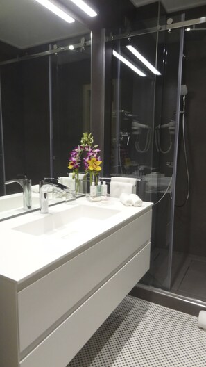 Rainfall showerhead, designer toiletries, hair dryer, slippers - Augustana House (Rome)