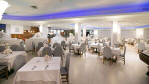 A spacious dining area with multiple tables and chairs, well-lit with ceiling lights, and a modern interior design. - Hotel Metropol (Chioggia)
