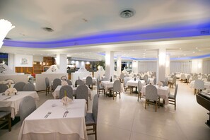 Déjeuner et dîner servis sur place
