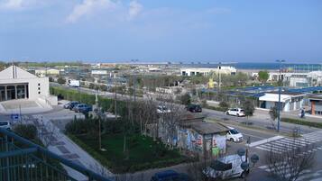 In-room safe, desk, bed sheets