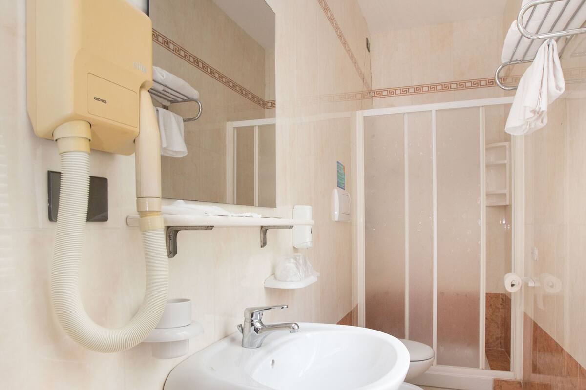 standard double room | bathroom | shower, free toiletries, hair dryer, bidet