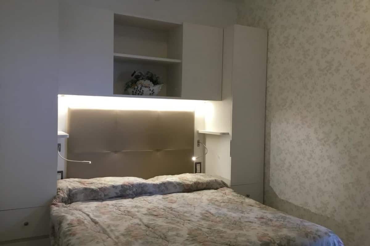 in-room safe, desk, bed sheets