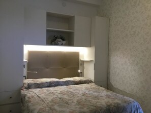 Coffres-forts dans les chambres, bureau, draps fournis