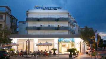 Fassade der Unterkunft – Abend/Nacht