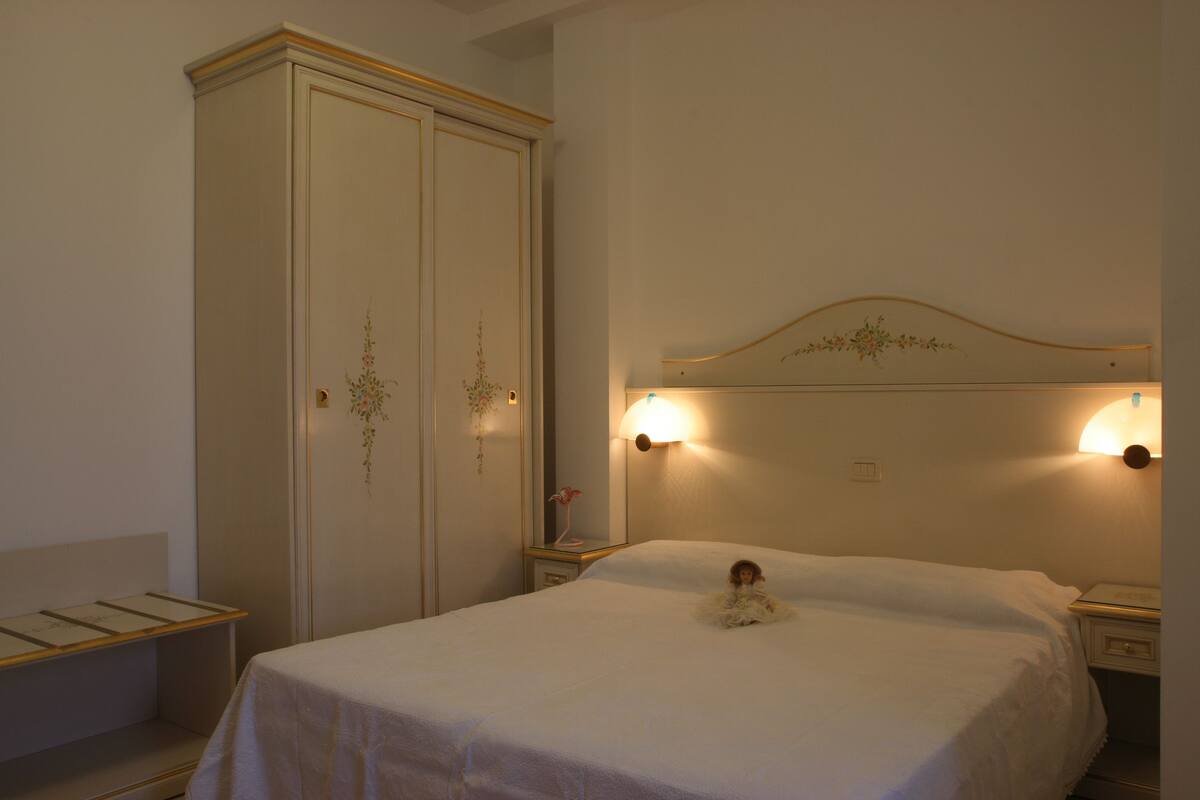 room, sea view | in-room safe, desk, bed sheets