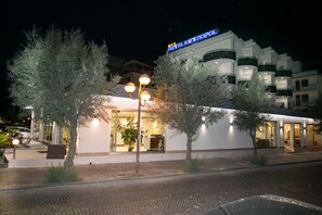 Front of property – evening/night - Hotel Metropol (Chioggia)