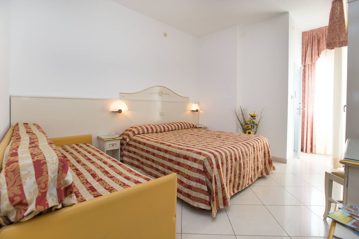 In-room safe, desk, bed sheets