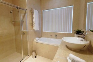 Bañera y ducha independientes y bañera de hidromasaje