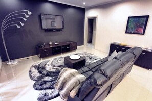 Villa Deluxe, 4 habitaciones (Chardonnay) | Sala de estar | Una televisión de pantalla plana, un reproductor de DVD