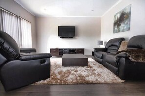 Flat-screen TV, DVD player, iPod dock - Casavino Luxury Villas (McLaren Vale)