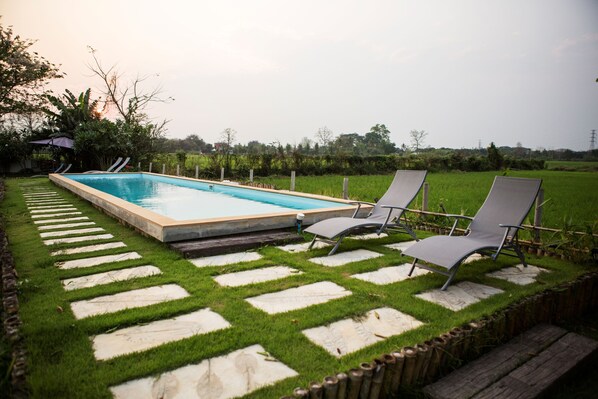 حمّام سباحة خارجي، مقاعد للتشمس