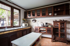 Full-size fridge, microwave, stovetop, dishwasher