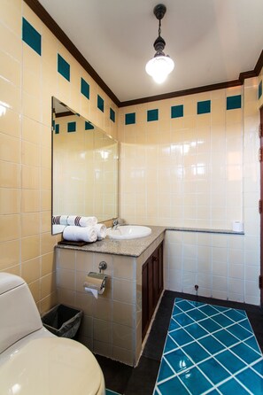 Shower, free toiletries, hair dryer, towels - Nirvana Chiang Mai (Mae Rim)