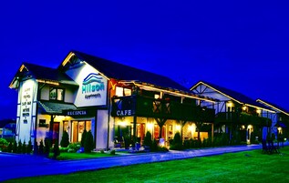 施設の正面 (日没後)