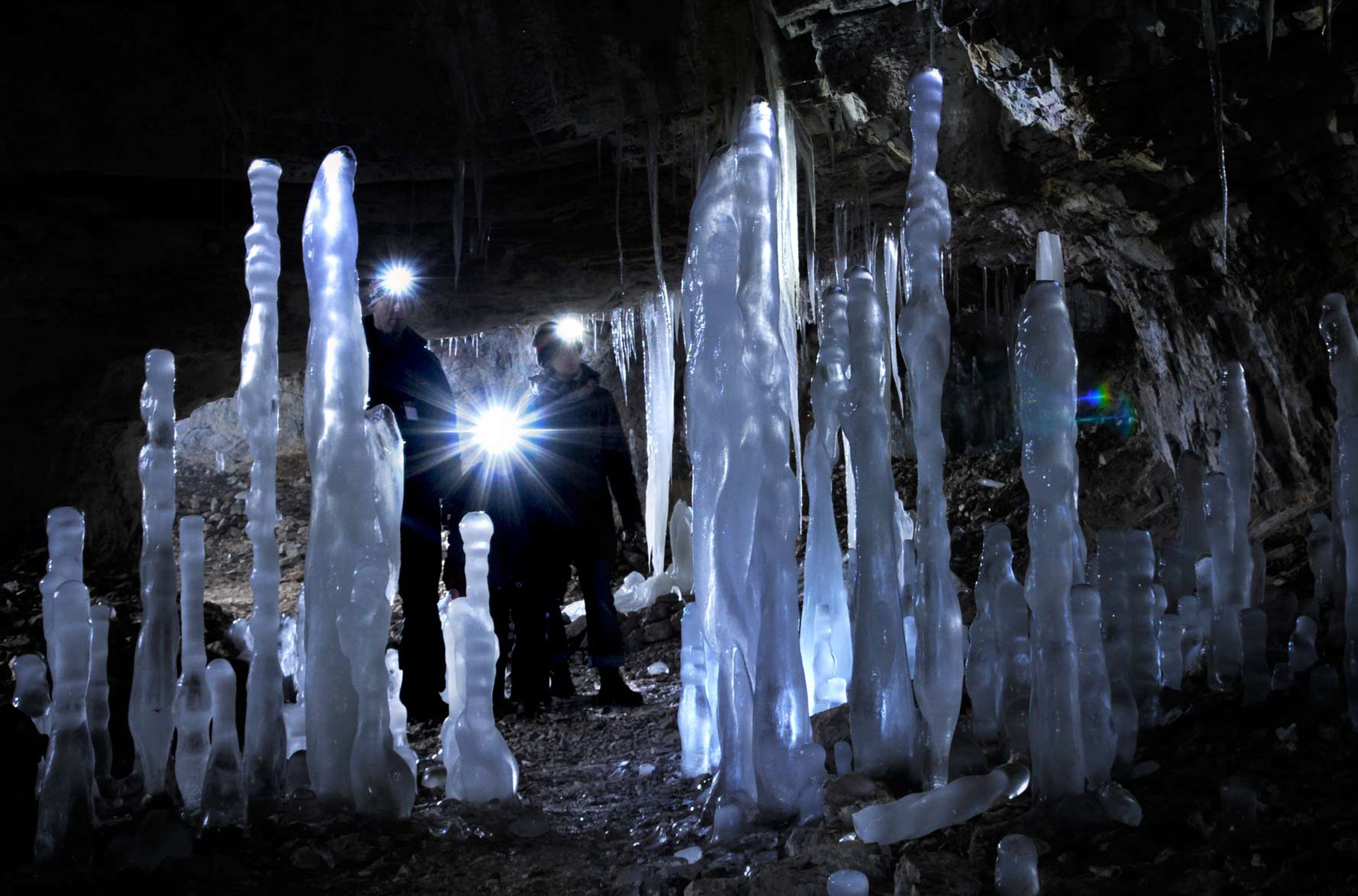 Una cueva con imponentes formaciones de hielo transparente.